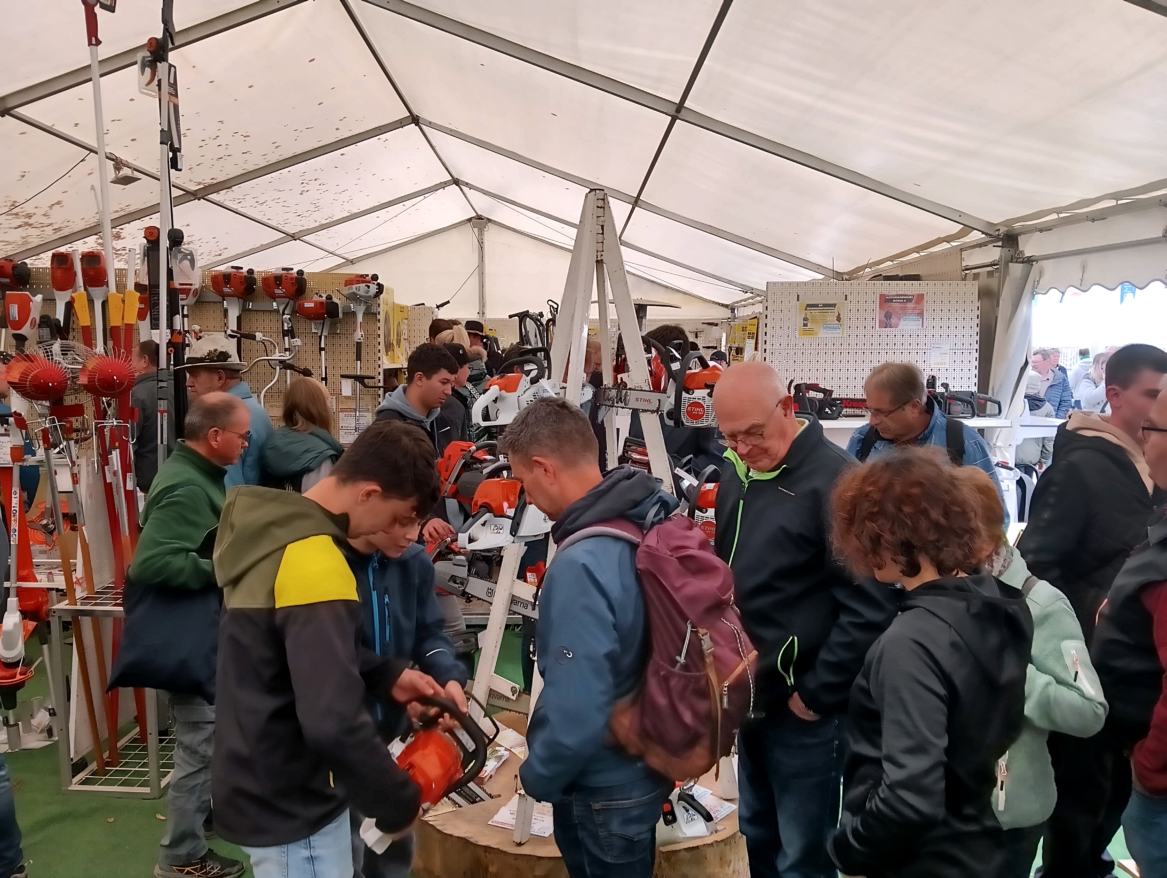 Besucher am Messestand der Ströbel GmbH auf der Muswiese in Musdorf. Präsentation von Garten-, Forst- und Kommunaltechnik im Ausstellungszelt.