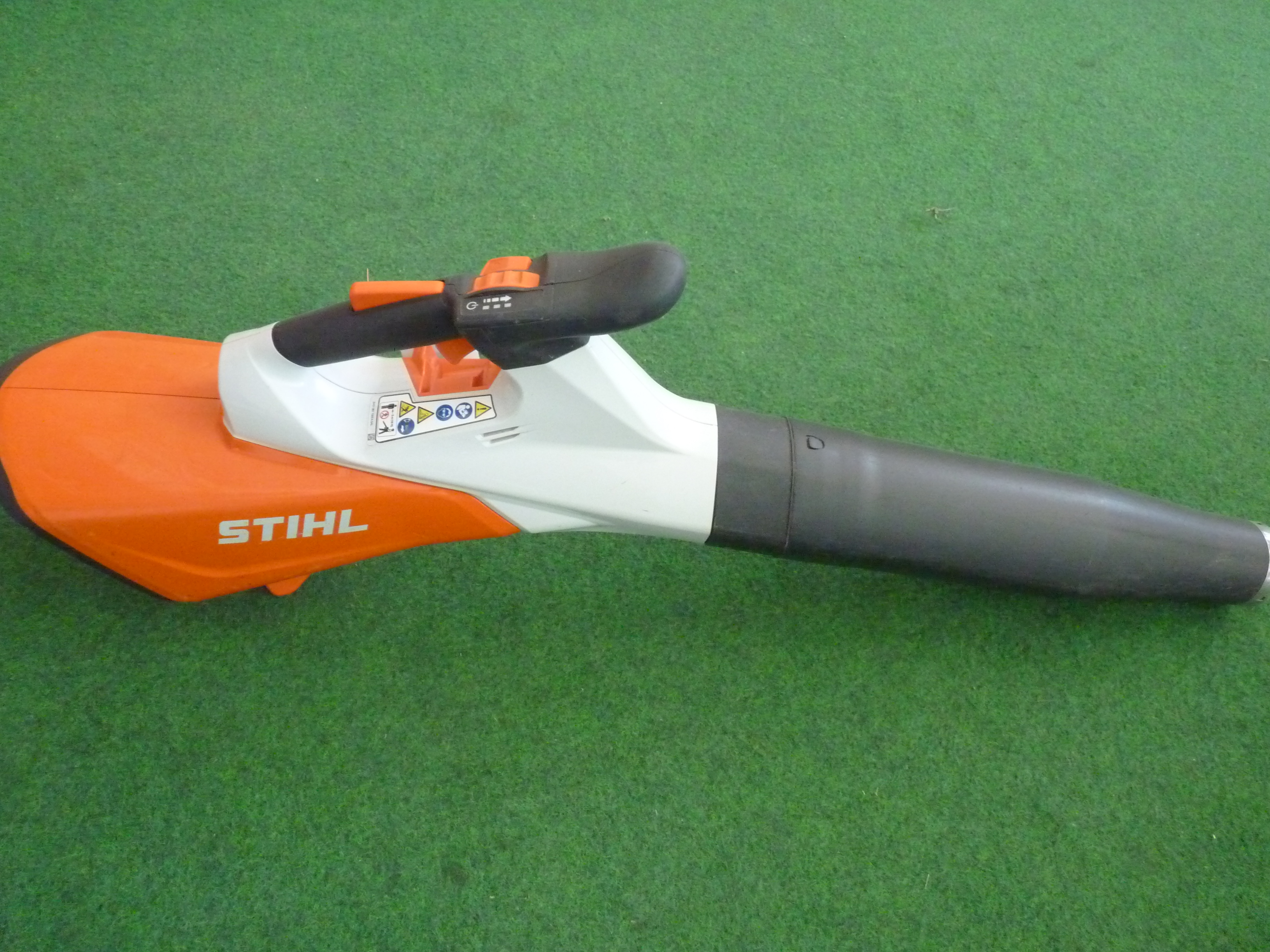 STIHL BGA 200 Akku-Laubbläser in Seitenansicht