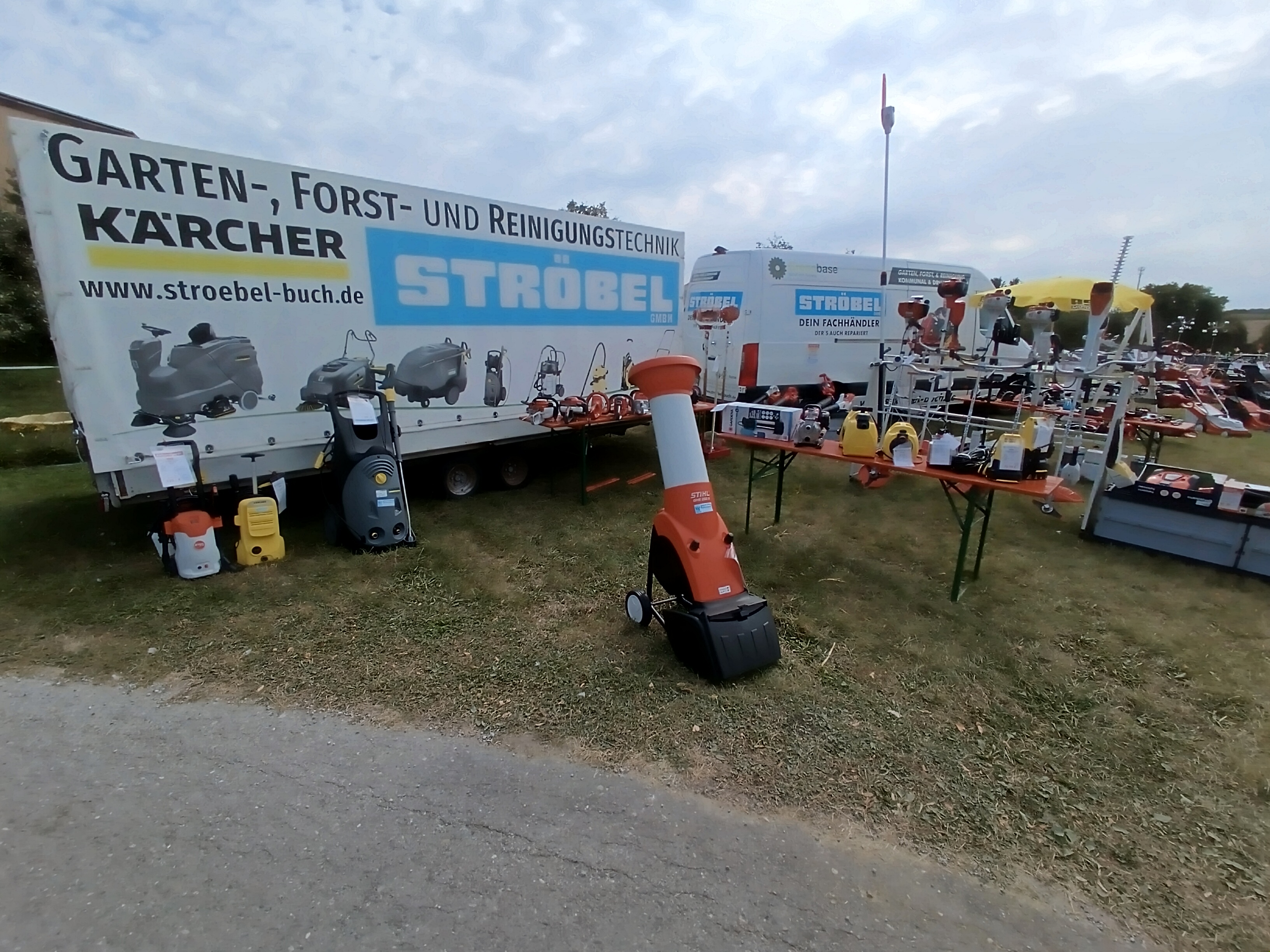 Ausstellungsstand der Ströbel GmbH auf dem Bartholomämarkt in Beimbach mit Garten-, Forst- und Kommunaltechnik.