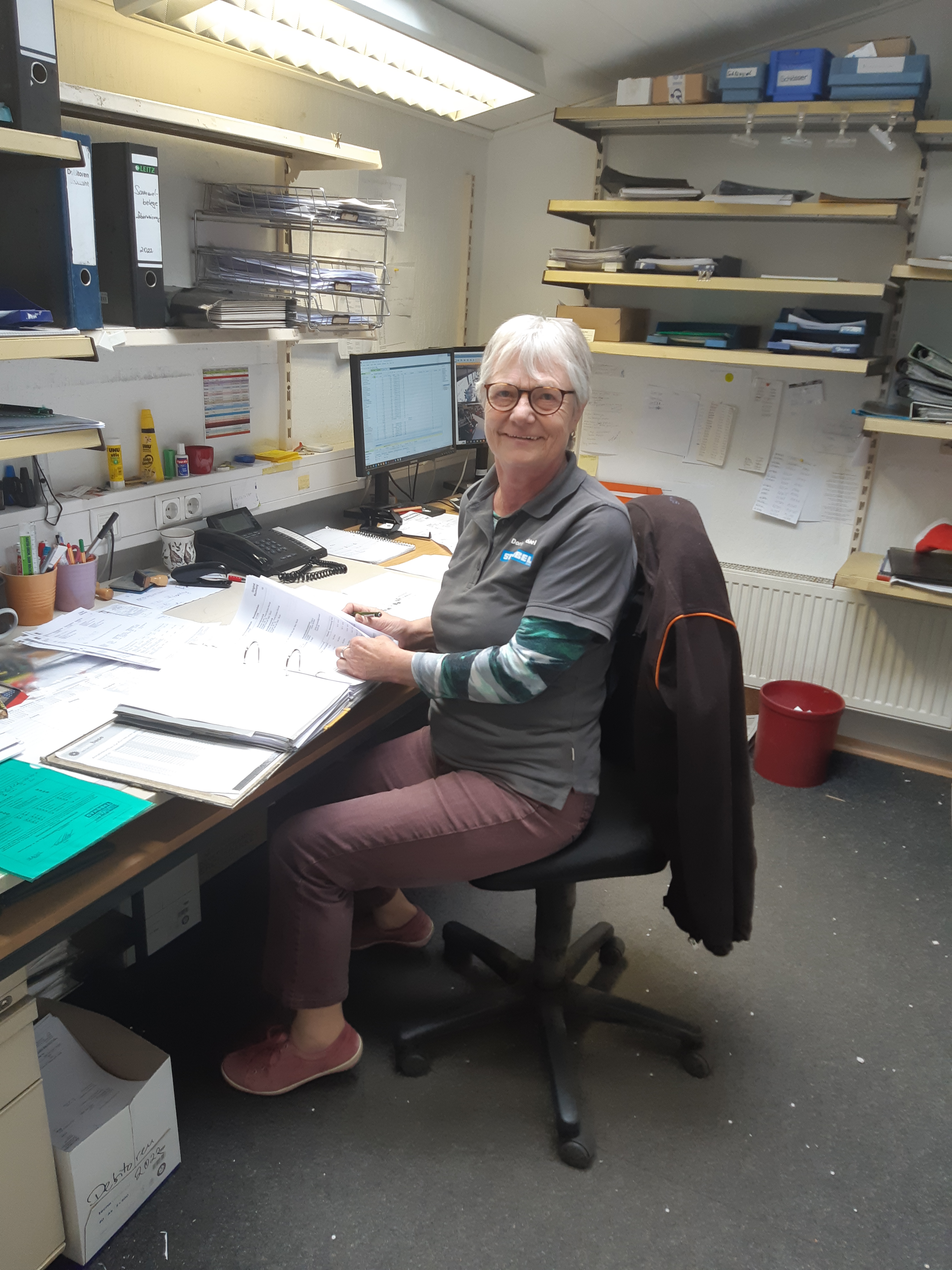 Doris Ströbel im Büro bei Ströbel
