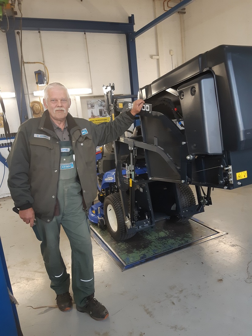 Klaus Gröner, Mitarbeiter in der Werkstatt bei Ströbel Buch. Er unterstützt das Werkstattteam bei Service und Reparaturen.